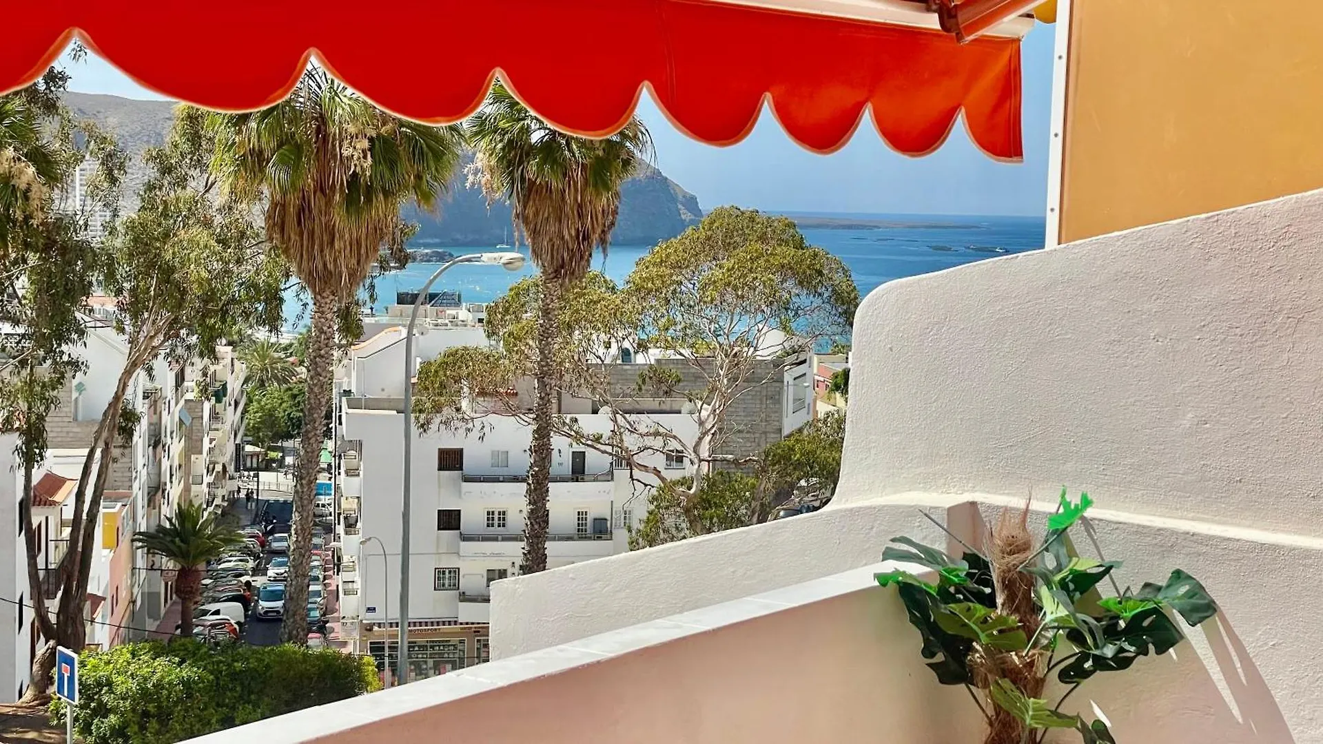 Los Cristianos Vistas Al Mar Y Cerca De La Playa Los Cristianos (Tenerife)